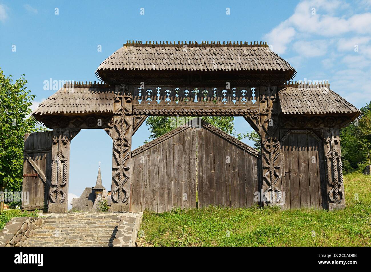 Romania, Maramures, Carpati, portale del monastero di legno di Barsana. Foto Stock