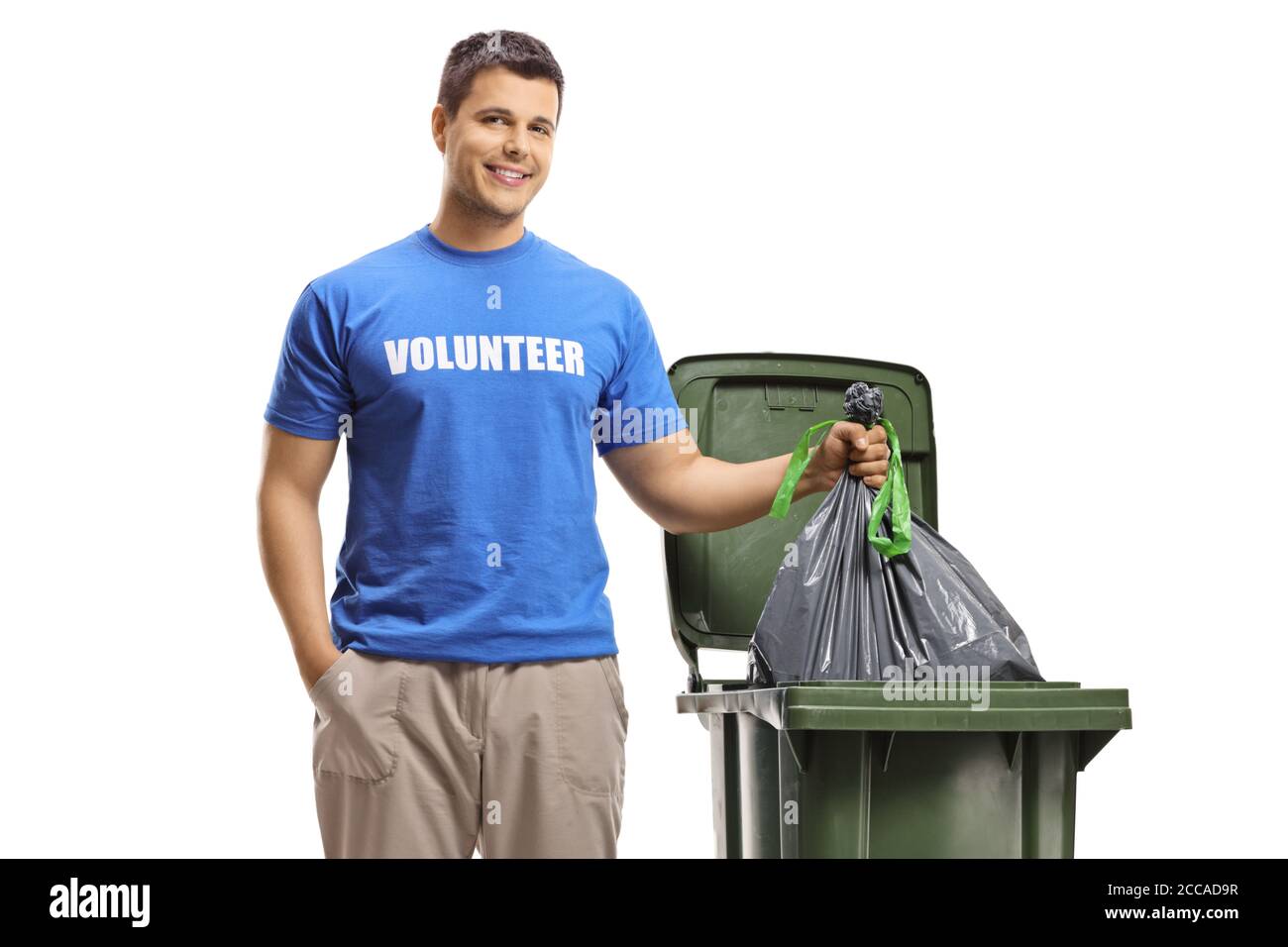 Uomo volontario gettando rifiuti in un bidone isolato su bianco sfondo Foto Stock