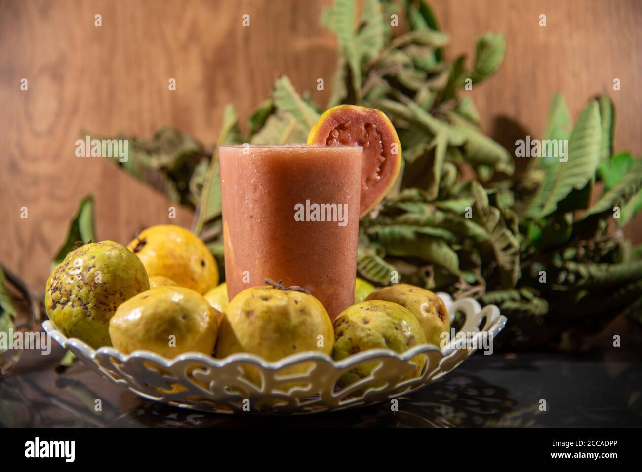 Succo di guava. Succo estremamente benefico per la salute del corpo. La guava, dal sapore dolce e gustoso, è ricca di vitamine A, B6 e C, f Foto Stock