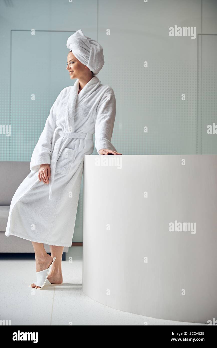 Sognante cliente spa che staring in lontananza Foto Stock
