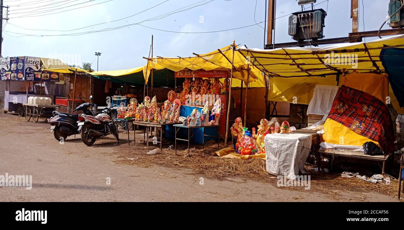 DISTRETTO KATNI, INDIA - 7 AGOSTO 2019: Statua di Lord ganesha tenuta per la vendita al negozio di strada su strada. Foto Stock