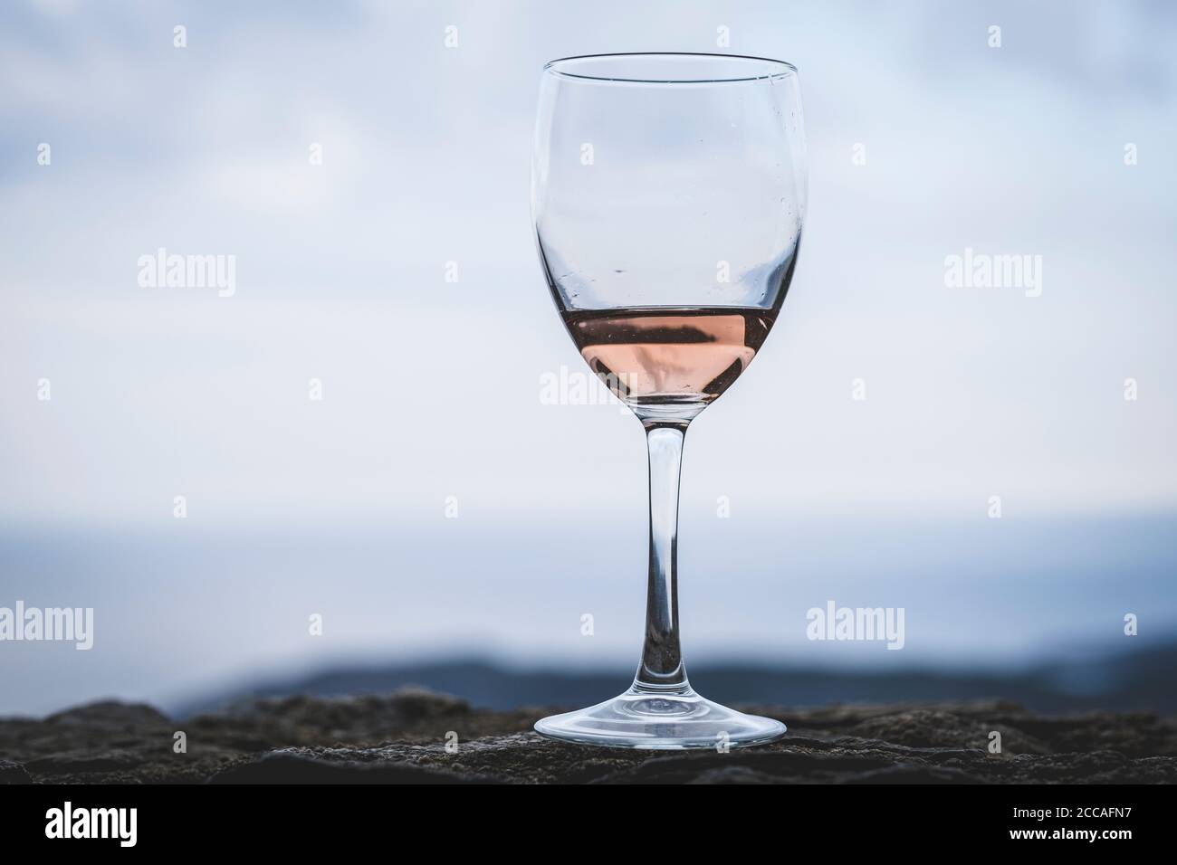 Bicchiere di vino con il Mediterraneo sullo sfondo. Costa Brava. Catalogna. Spagna. Foto Stock