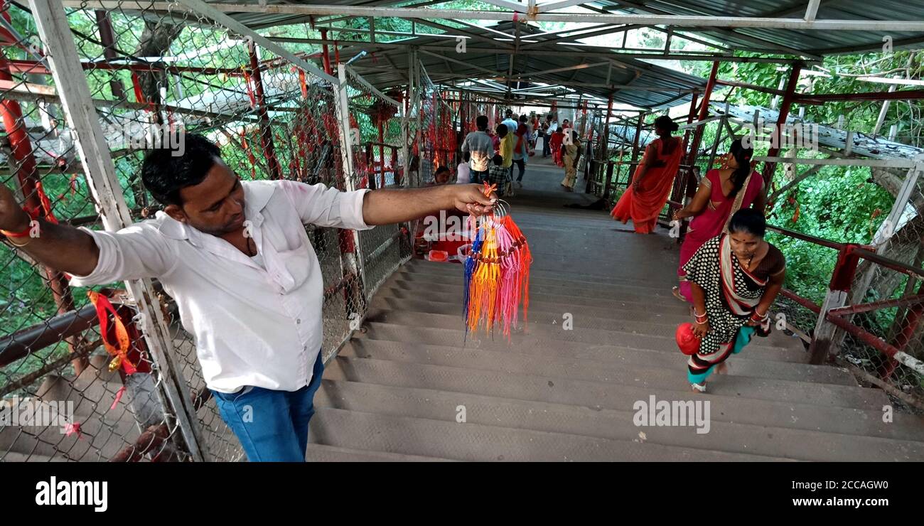 DISTRETTO SATNA, CITTÀ di MAIHAR, INDIA - 12 SETTEMBRE 2019: Un uomo di villaggio locale asiatico che vende il prodotto religioso all'angolo delle scale del tempio durante il tra indù Foto Stock