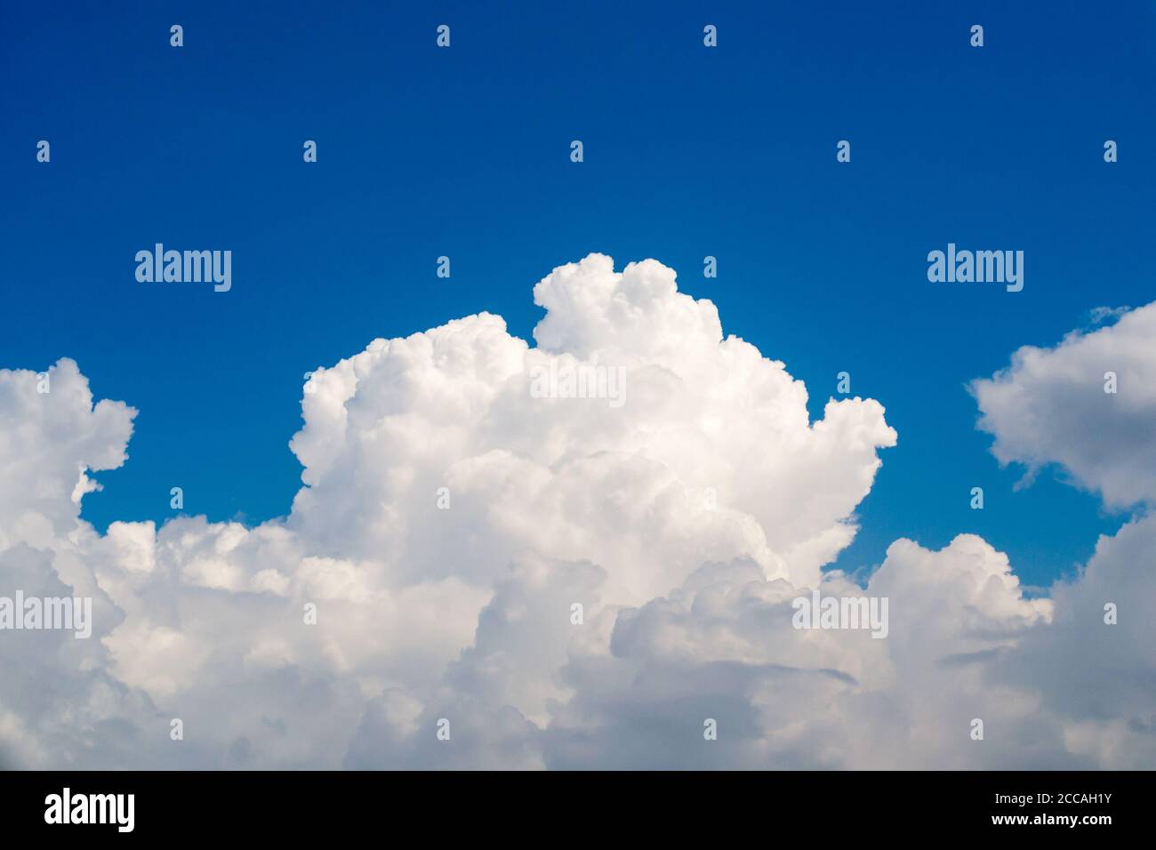 foto cloe-up di un cielo blu con nuvole bianche Foto Stock