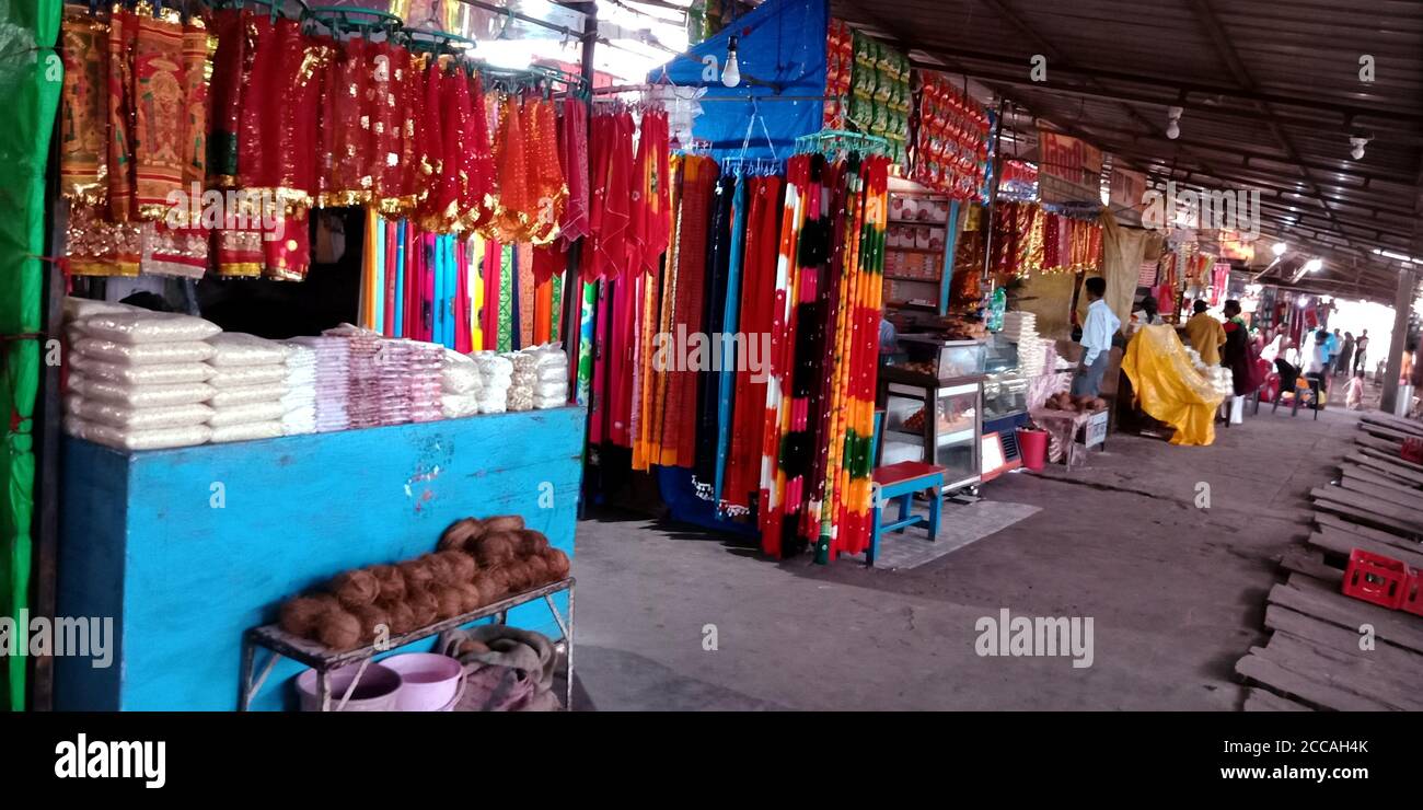 DISTRETTO SATNA, città di MAIHAR, INDIA - 12 SETTEMBRE 2019: Negozio di prodotti religiosi indù mantenuto bella presentazione di beni per la vendita di scopo turistico. Foto Stock