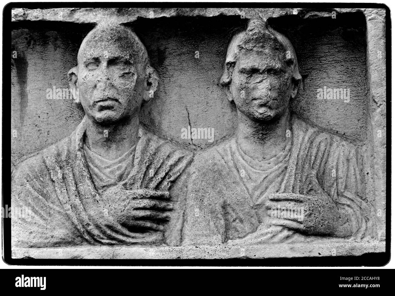 La Via Appia è una delle più antiche e strategicamente più importanti strade romane dell'antica repubblica. Collega Roma a Brindisi, nel sud-est dell'Italia. La sua importanza è indicata dal suo nome comune, registrato da Statio: La strada prende il nome da Appio Claudio Caecus, Il censore romano che iniziò e completò la prima sezione come strada militare a sud nel 312 a.C.[4] durante le guerre sannite. La Tomba di Hilarus Fuscus è un monumento funerario, situato vicino al quarto miglio della Via Appia Antica Foto Stock