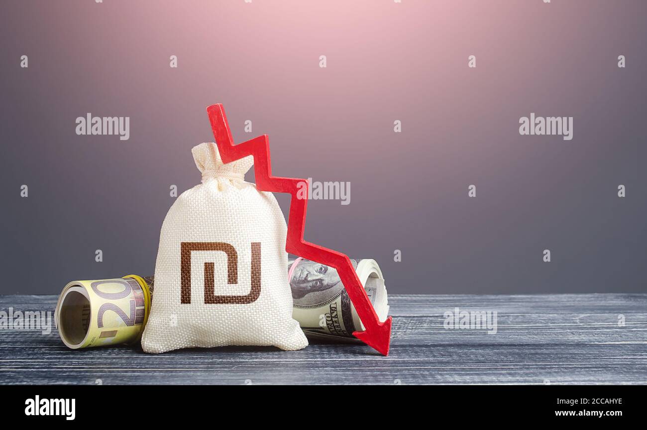 Borsa di denaro shekel israeliana e freccia rossa verso il basso. Le difficoltà economiche diminuiscono. Flusso di capitale, rischi elevati. Crisi, risparmio di denaro in perdita. Stagnazione, recessione, Foto Stock