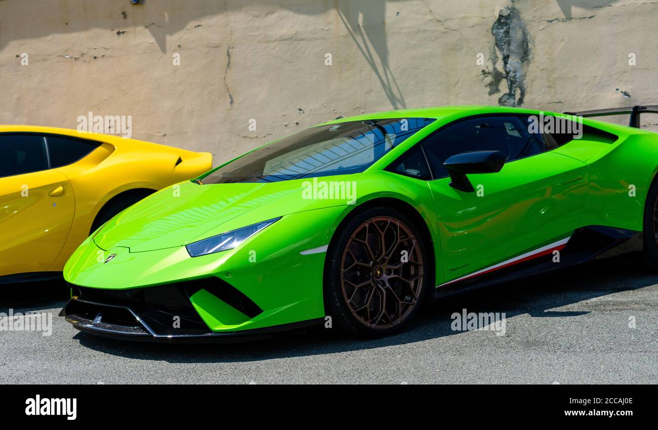 SESTRI LEVANTE, ITALIA - 18 lug 2020: Supercar verde neon Lamborghini Performante parcheggiata sulla strada di fronte strade laterali. Foto Stock