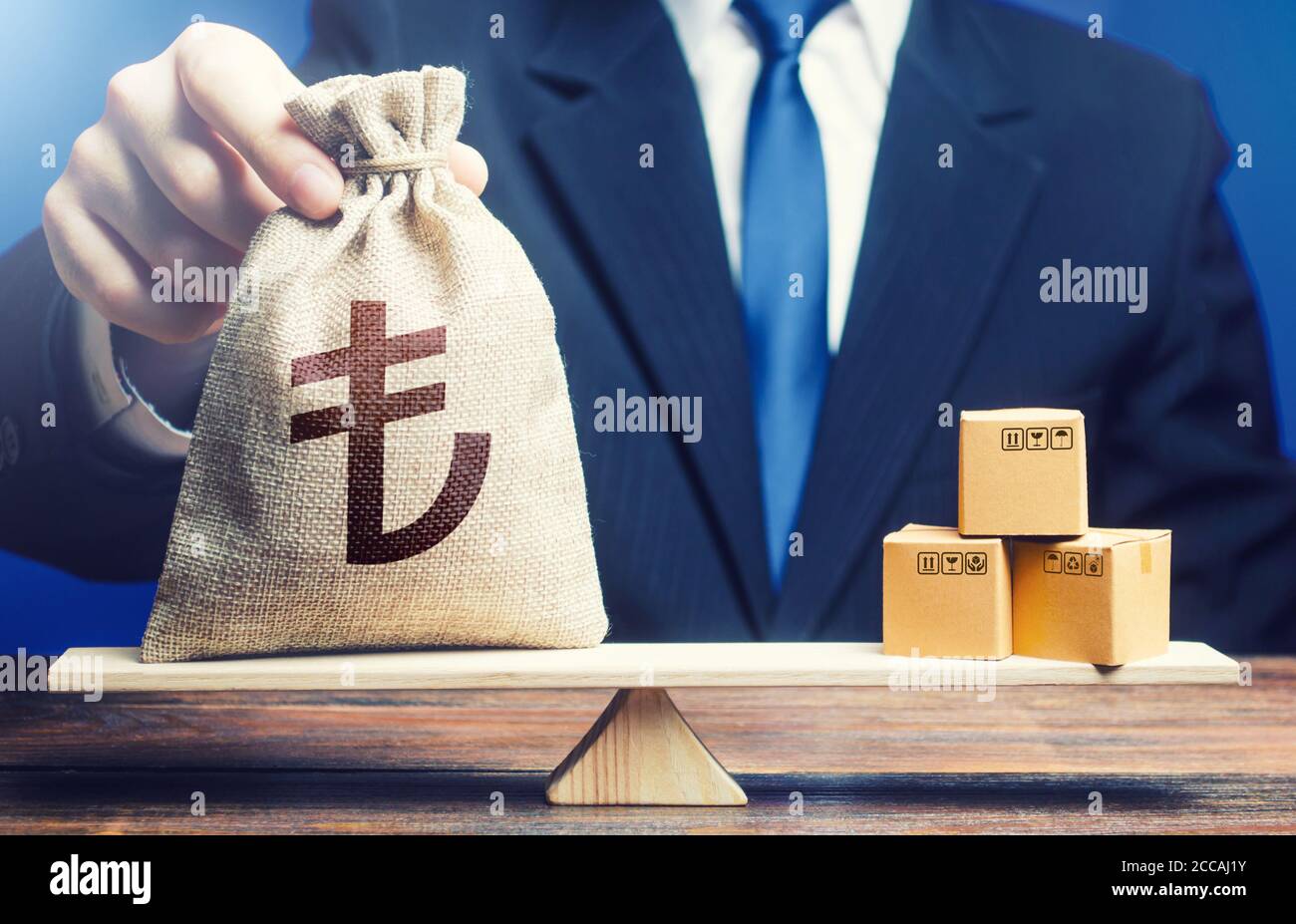 Borsa di denaro turca lira e scatole su bilancia. Equilibrio commerciale e potere d'acquisto. Sviluppo economico e industriale. Dazi all'importazione e all'esportazione, profitto Foto Stock