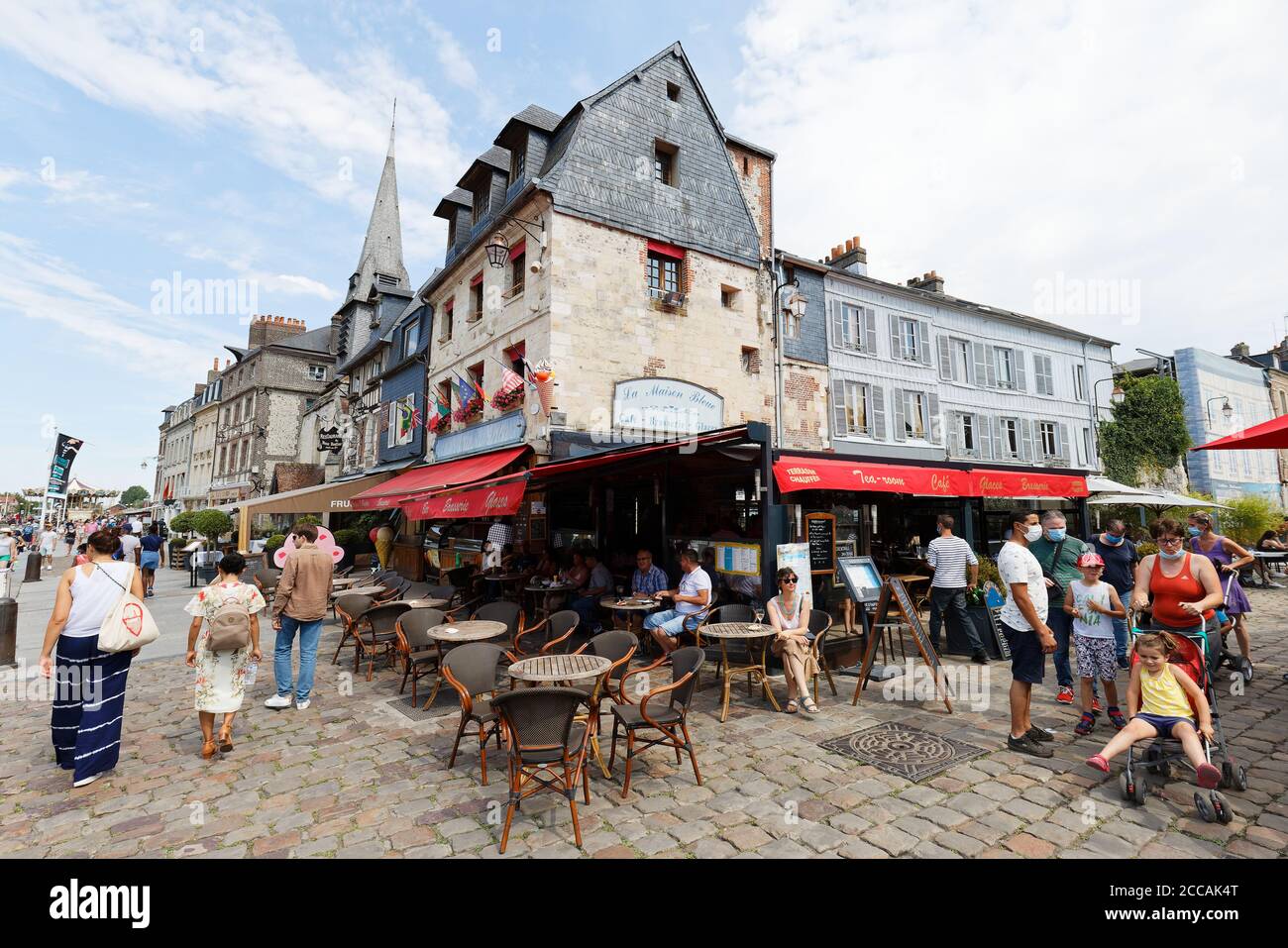 La Maison Bleue è un tradizionale caffè francese situato nel centro storico di Honfleur, il famoso resort in Normandia. Foto Stock