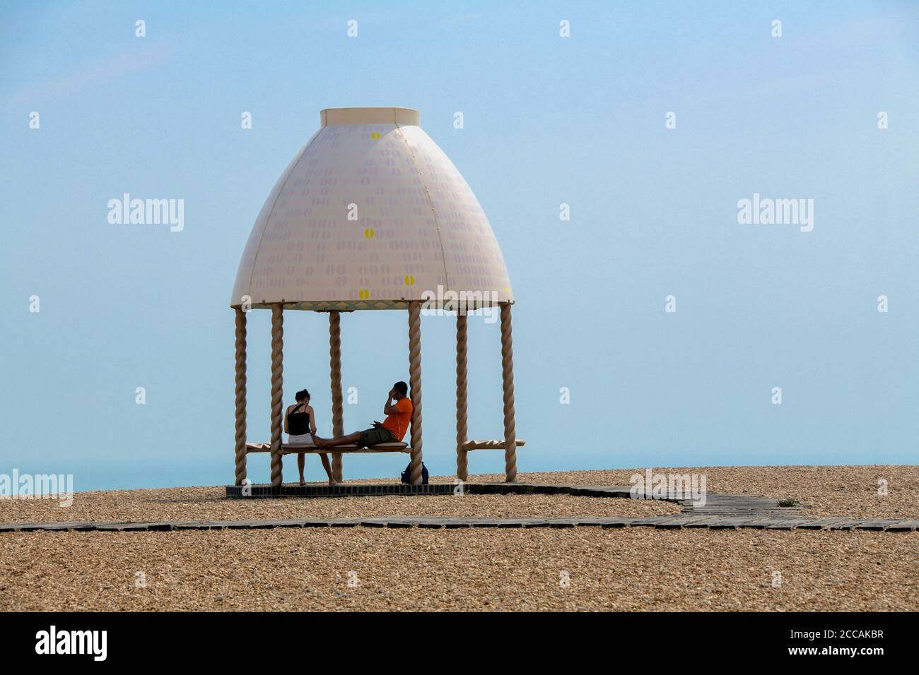 Due poeple relax in un Gazebo Folkestone Beach Kent England Foto Stock