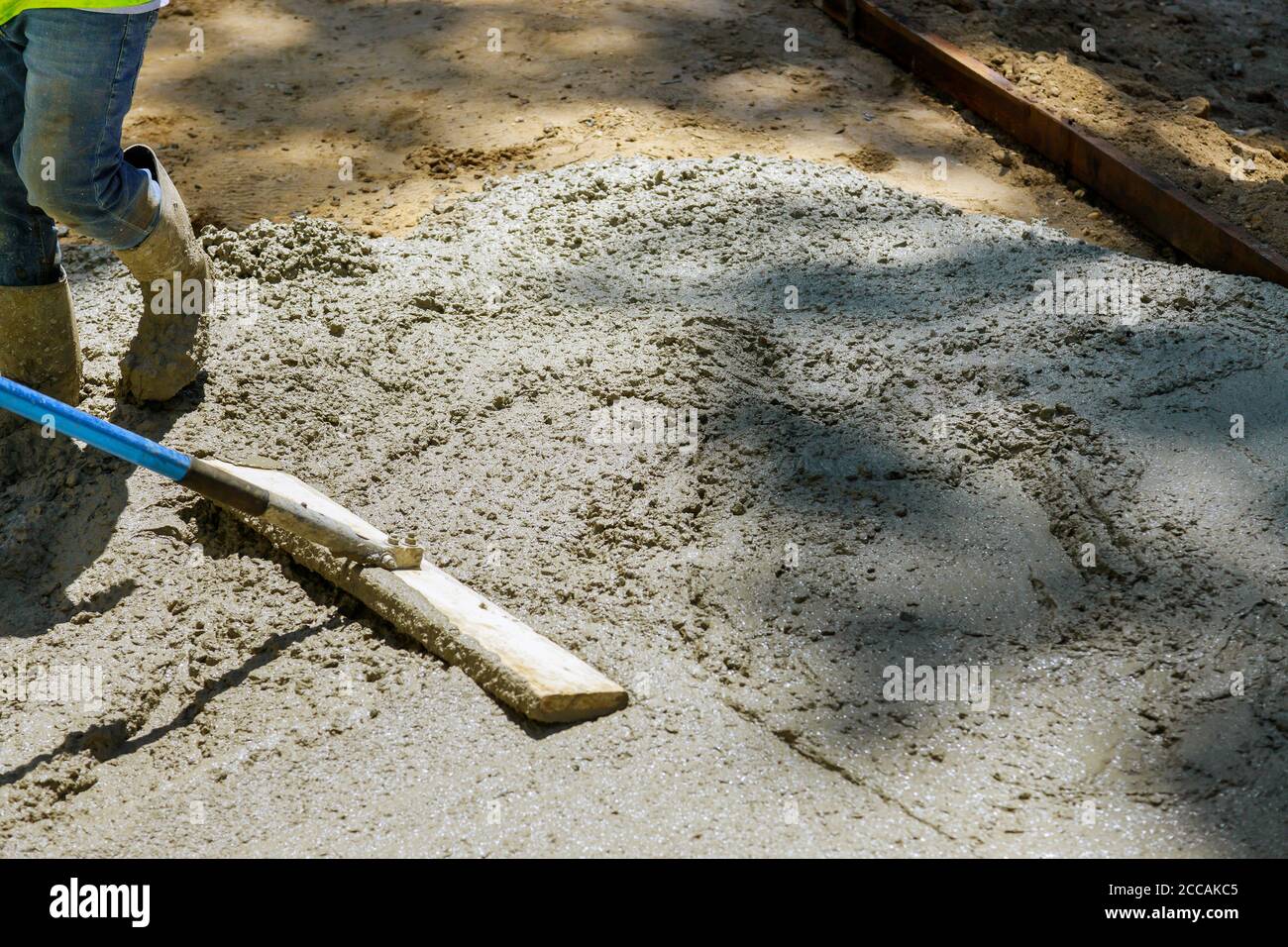 Posare il nuovo marciapiede in cemento bagnato su appena versato marciapiedi in cemento Foto Stock