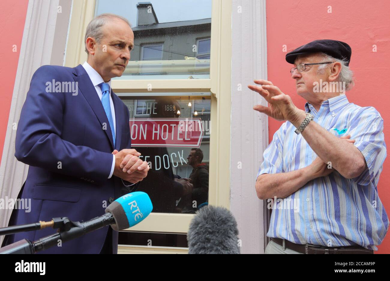 Un Taoiseach Micheal Martin chiacchiera con la gente del posto su Bridge Street mentre visita le case e le aziende danneggiate dall'alluvione di Skibbereen la mattina dopo un'alluvione ha causato danni ingenti a un certo numero di locali nella popolare cittadina turistica irlandese. Foto Stock