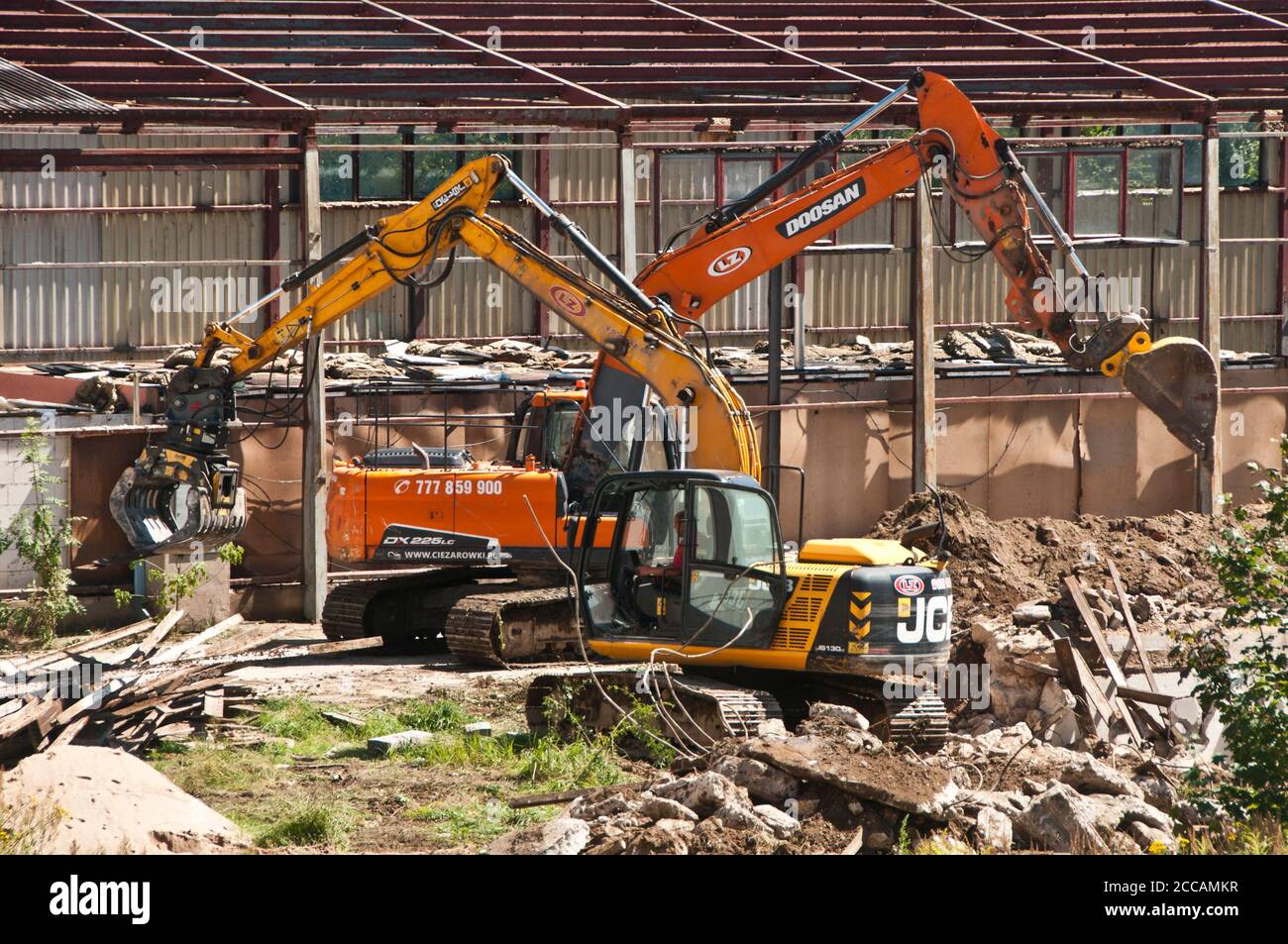 escavatori che lavorano in un cantiere di demolizione Foto Stock