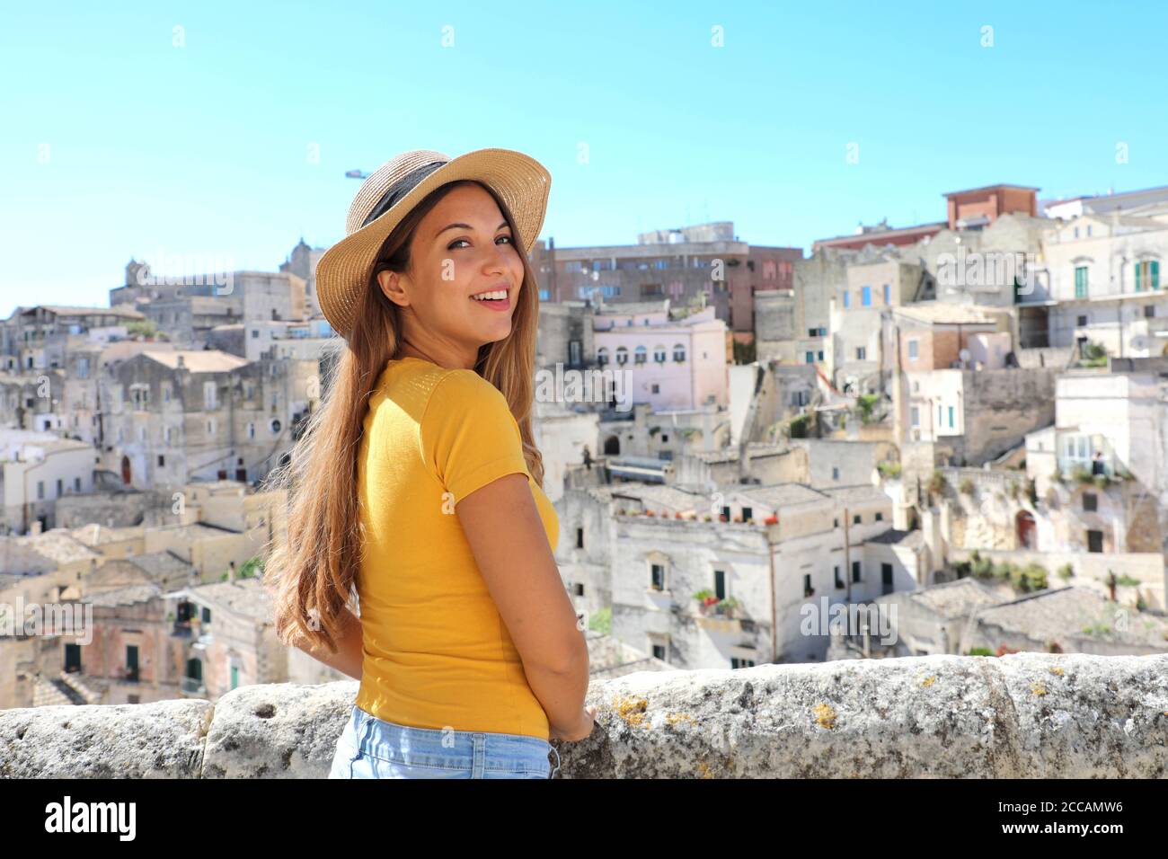 Felice ragazza turistica in visita a Matera, Italia Foto Stock