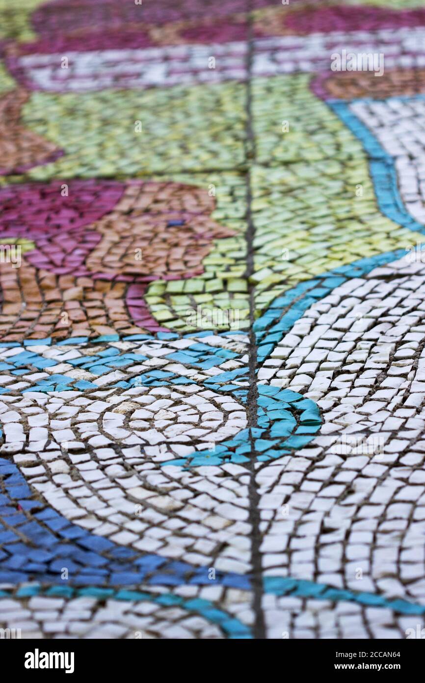 Un frammento di un mosaico di smalt multicolore del periodo sovietico. Foto Stock