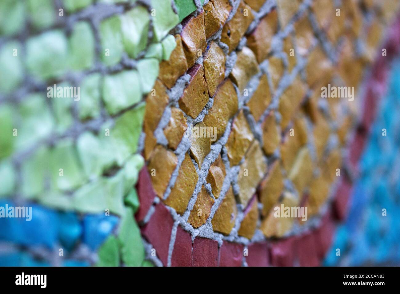 Un frammento di un mosaico di smalt multicolore del periodo sovietico. Foto Stock