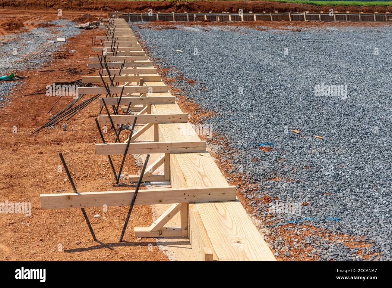 Colpo orizzontale di una pila di framing di legno preparato per una lastra di calcestruzzo da costruire. Foto Stock