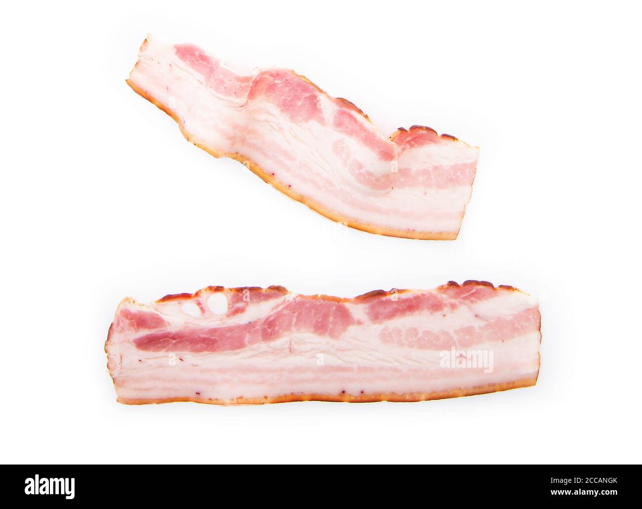 Fette di pancetta grezza isolate su sfondo bianco Foto Stock
