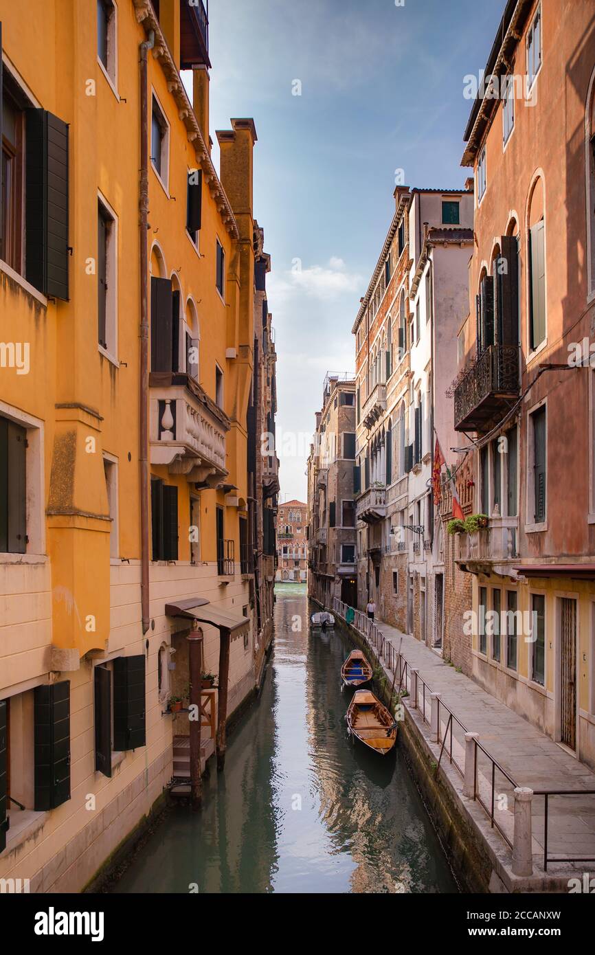 Bella stradina di Venezia nel giorno di estate, Italia Foto Stock