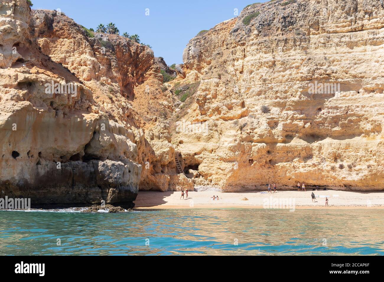 Vista dal mare della spiaggia di Carvoeiro. La regione di Lagoa ha una costa formata da torreggianti scogliere, acque turchesi e spiagge pittoresche. Il beache Foto Stock