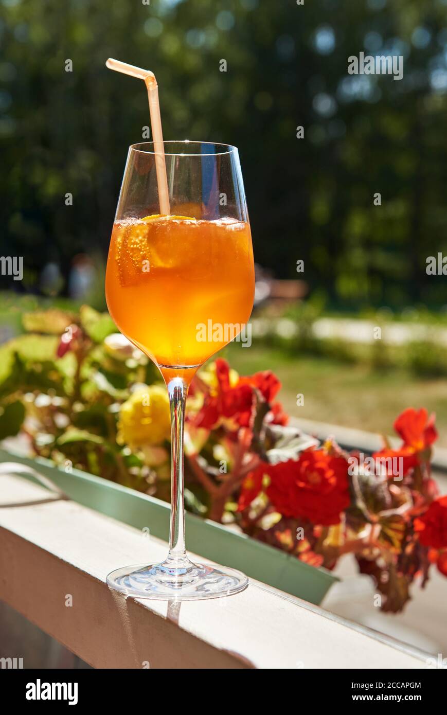 Bicchiere di cocktail aperol spritz nel ristorante estivo. Foto Stock
