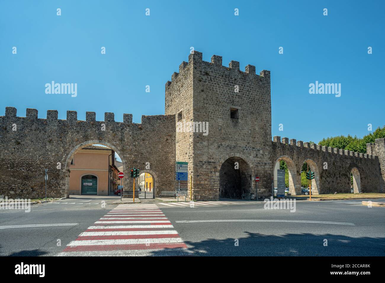 Porta d'Arci porta medievale al centro storico di Rieti. Questo accesso controllato alla via salaria. Rieti, Lazio, Italia, Europa Foto Stock