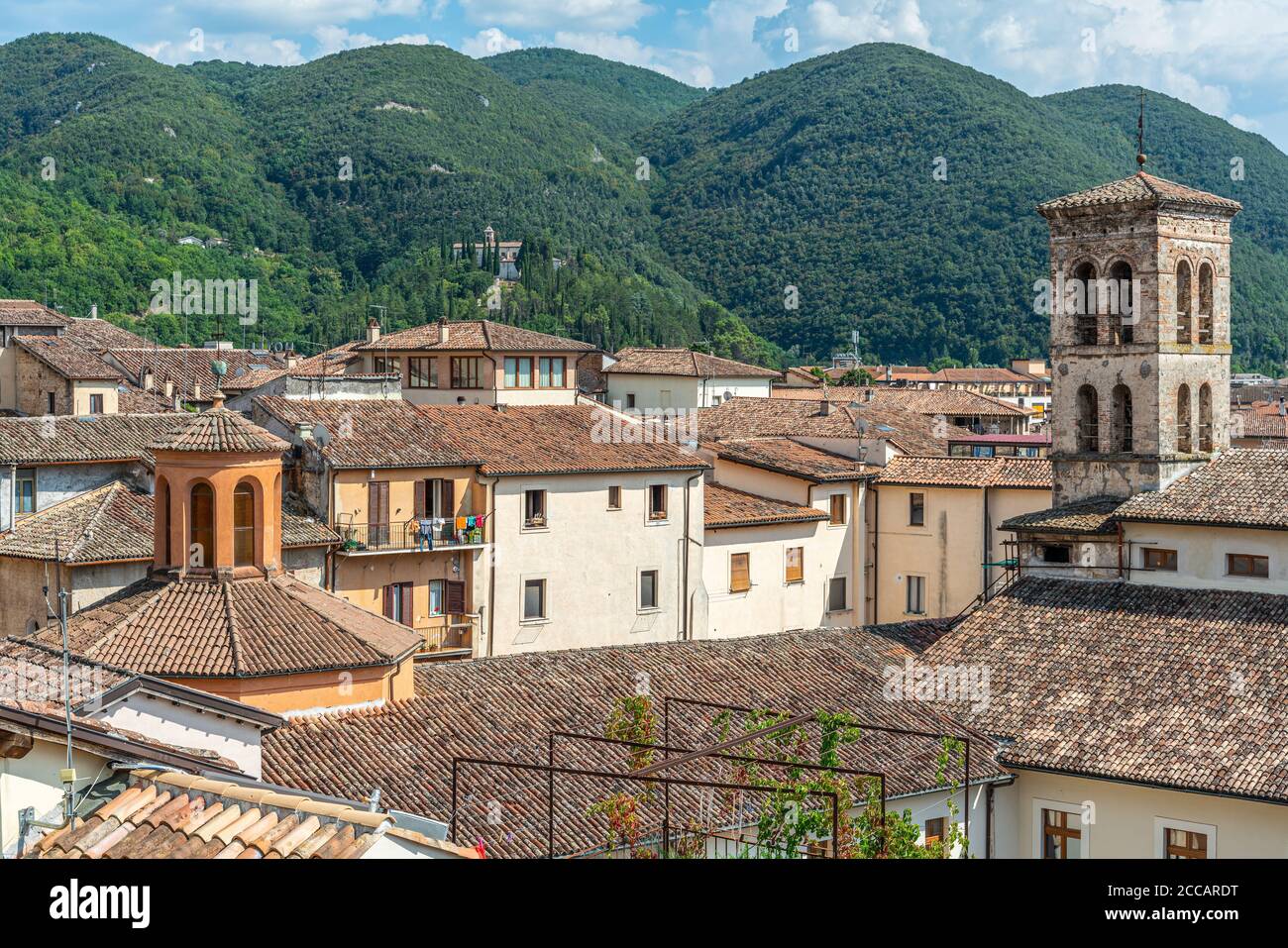 Una splendida vista dai giardini di Palazzo Vincentini verso la pianura Rieti e i Monti Sabini. Regione Lazio, Italia, Europa Foto Stock