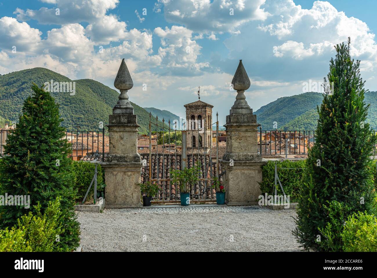 Una splendida vista dai giardini di Palazzo Vincentini verso la pianura Rieti e i Monti Sabini. Regione Lazio, Italia, Europa Foto Stock