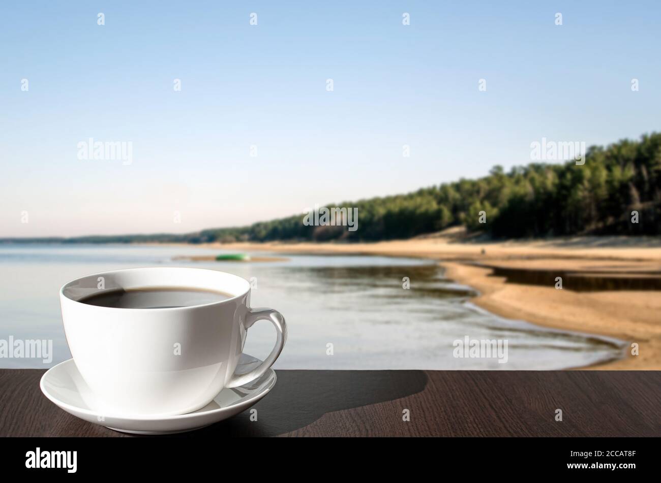 Tazza di caffè nero o tè sul Mar Baltico e sullo sfondo della spiaggia in Lettonia Foto Stock