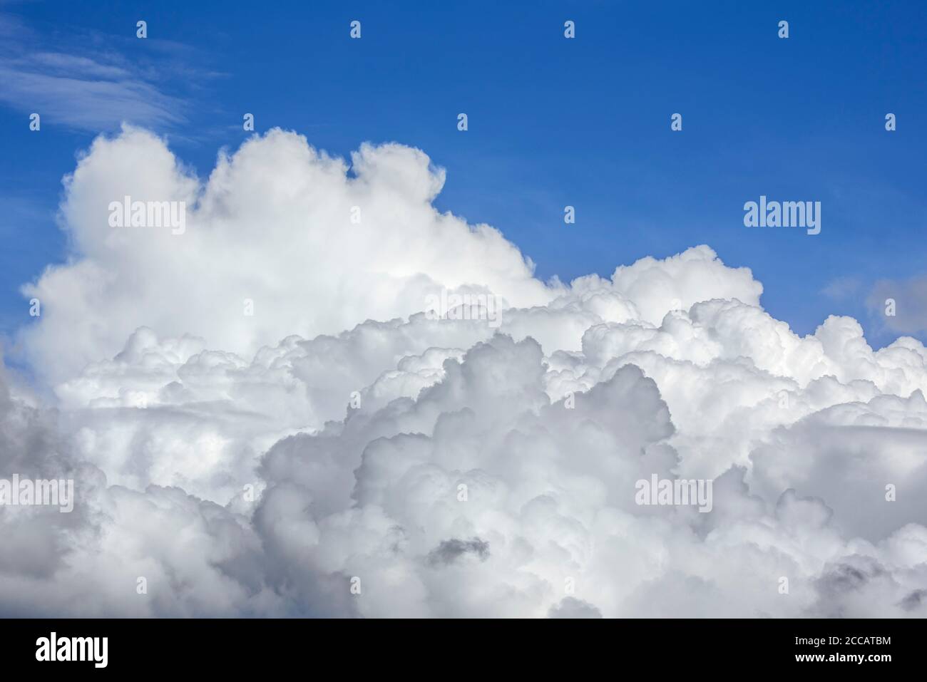 Sviluppo di Cumulus congestus nuvola conosciuta anche come torreggianti cumuli nuvole in un caldo giorno di tugndry in estate durante l'onda di calore / onda di calore Foto Stock