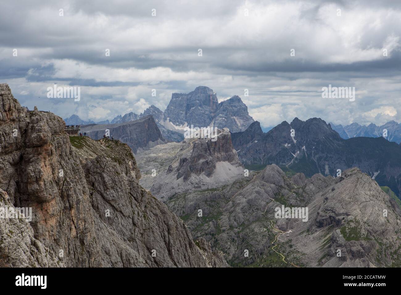 Vista panoramica dal Passo Lagazuoi delle più famose vette dolomitiche (in primo piano Monte Averau e Nuvolau, Monte Cernera sullo sfondo) Foto Stock