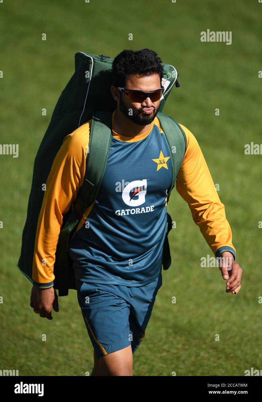 Azhar Ali del Pakistan fa la sua strada indietro dopo il netting durante una sessione di reti del Pakistan all'Ageas Bowl, Southampton. Foto Stock