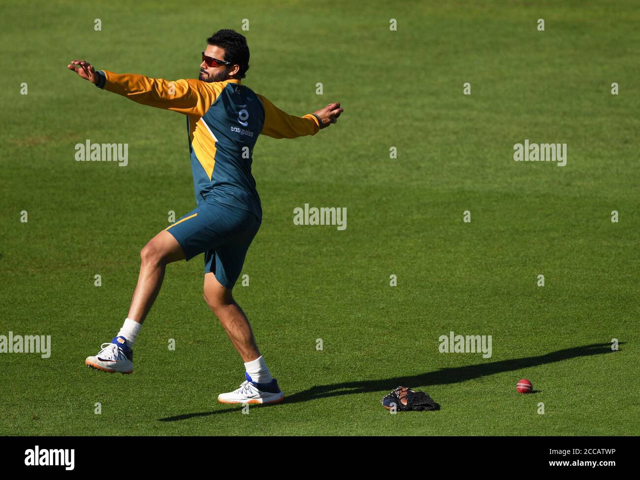 Azhar Ali del Pakistan si prepara a lanciare la palla durante la pratica di fielding durante una sessione di reti del Pakistan all'Ageas Bowl, Southampton. Foto Stock