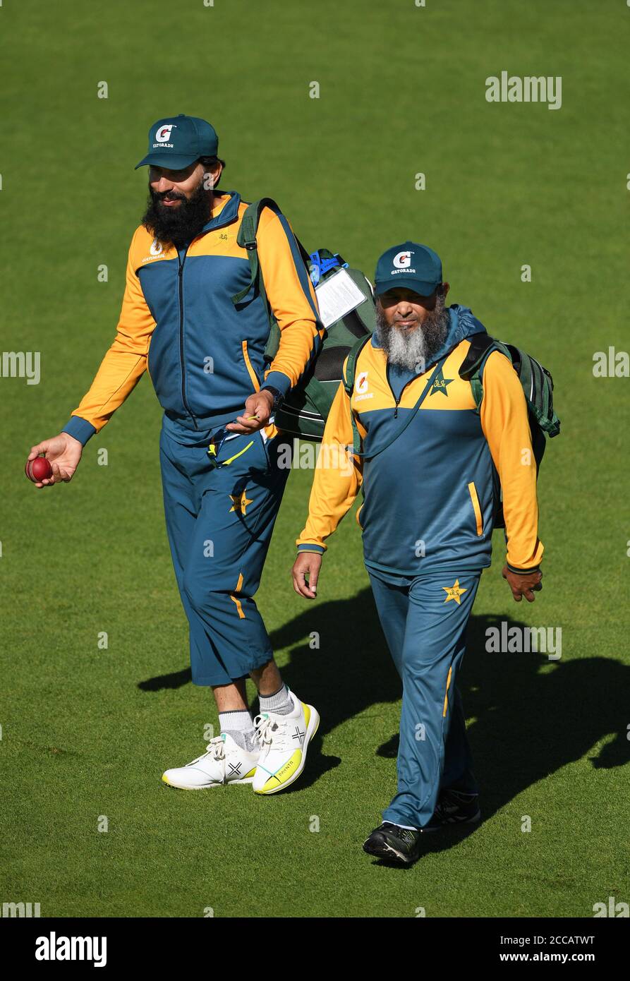 Misbah-UL Haq, Head Coach del Pakistan (a sinistra) e Mushtaq Ahmed, Spin Bowling Coach guardare durante una sessione di reti pakistane al Ageas Bowl, Southampton. Foto Stock