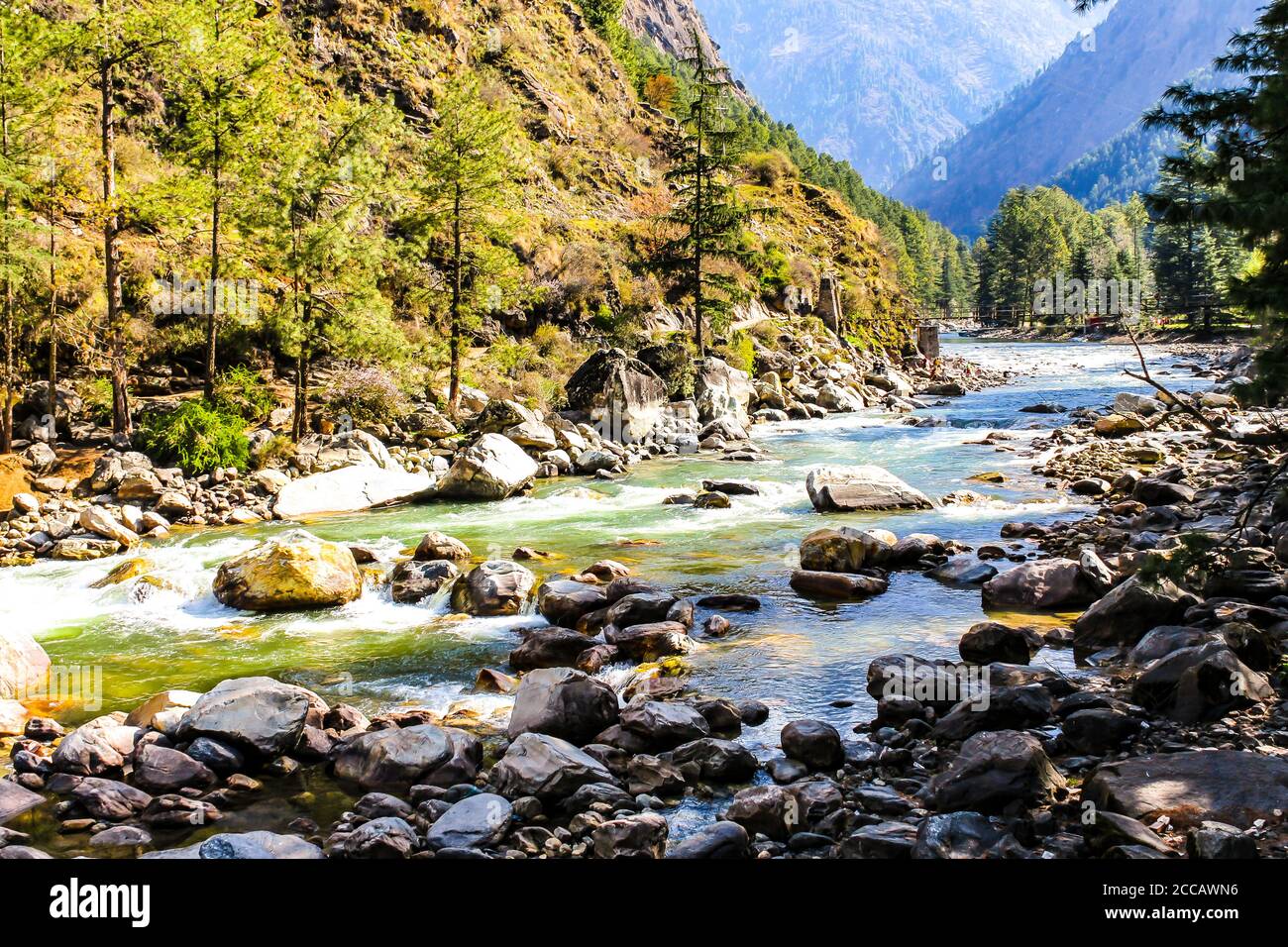 Kasol Manali - fiume Parvati che scorre sulle montagne innevate di Himachal Pradesh, India. Fiume acqua che scorre nella valle degli dei. Himachal Pradesh. Foto Stock