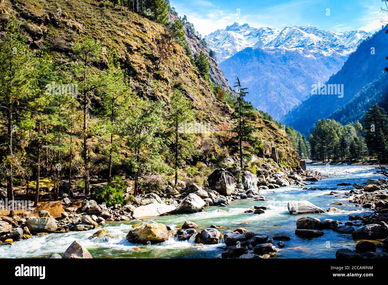 Kasol Manali - fiume Parvati che scorre sulle montagne innevate di Himachal Pradesh, India. Fiume acqua che scorre nella valle degli dei. Himachal Pradesh. Foto Stock
