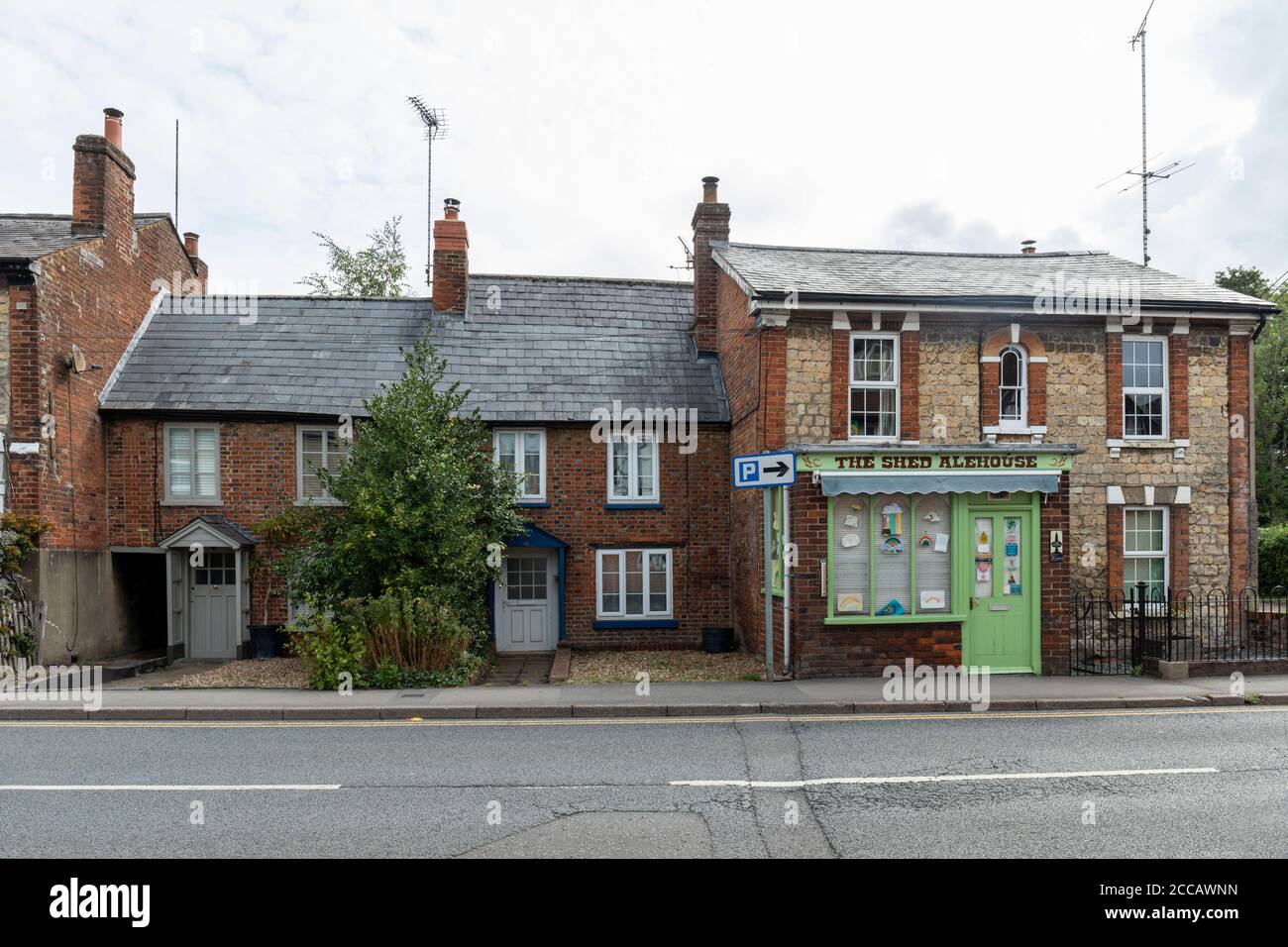 The Shed Alehouse e piccole case a schiera in North Street, Pewsey, Wiltshire, Inghilterra, Regno Unito Foto Stock