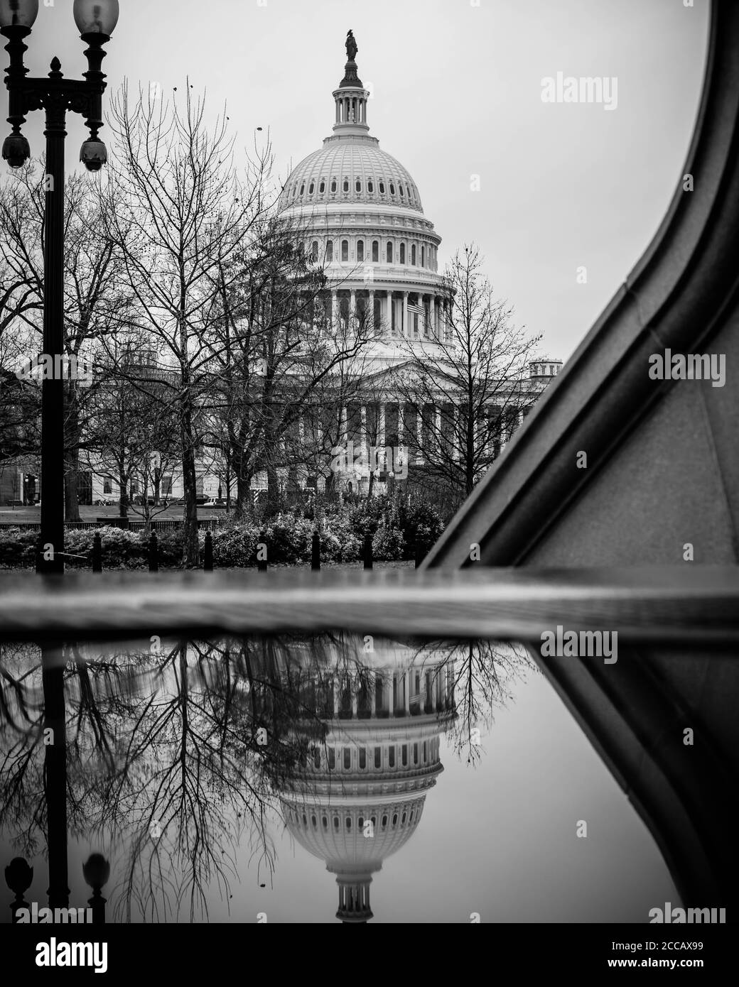 L'edificio del Campidoglio degli Stati Uniti si riflette nell'acqua nera e bianco Foto Stock