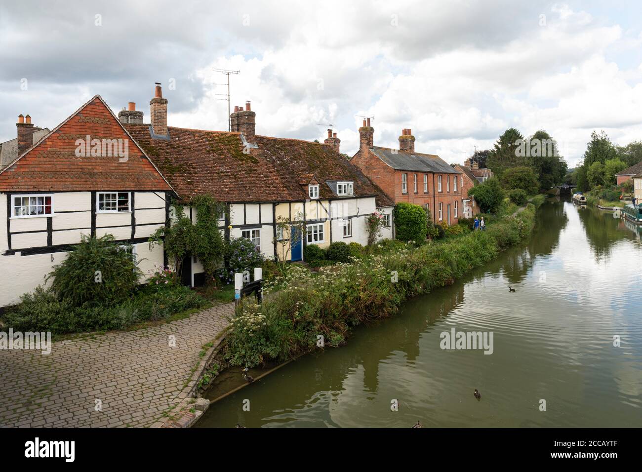 Pittoresco Hungerford Wharf parte del Kennet e Avon Canal con tradizionali cottage incorniciati in legno bianco accanto, Hungerford, Berkshire, Inghilterra Foto Stock