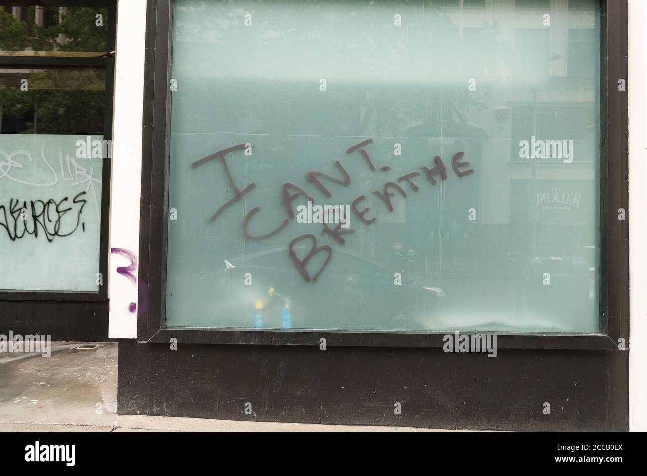 Seattle, USA – 31 maggio 2020: Al mattino presto non riesco a respirare scritto su una finestra commerciale nel centro di westlake dopo le rivolte e saccheggi. Foto Stock