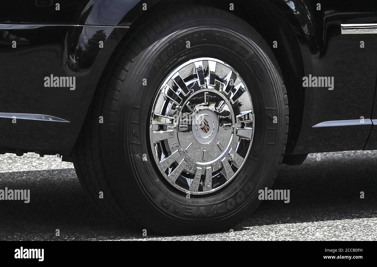 Washington, Stati Uniti. 20 Agosto 2020. Il presidente Donald Trump guida la limousine presidenziale conosciuta come "la bestia" che utilizza pneumatici Goodyear appositamente realizzati, presso la base militare Andrews, Maryland, giovedì 20 agosto 2020. Mercoledì il presidente Trump ha esortato i consumatori a strofinare gli pneumatici Goodyear dopo che l’azienda ha vietato ai dipendenti di indossare abiti politici, compresi i cappelli pro-Trump. Goodyear è uno dei due produttori di pneumatici americani. Foto di Oliver Contreras/UPI Credit: UPI/Alamy Live News Foto Stock