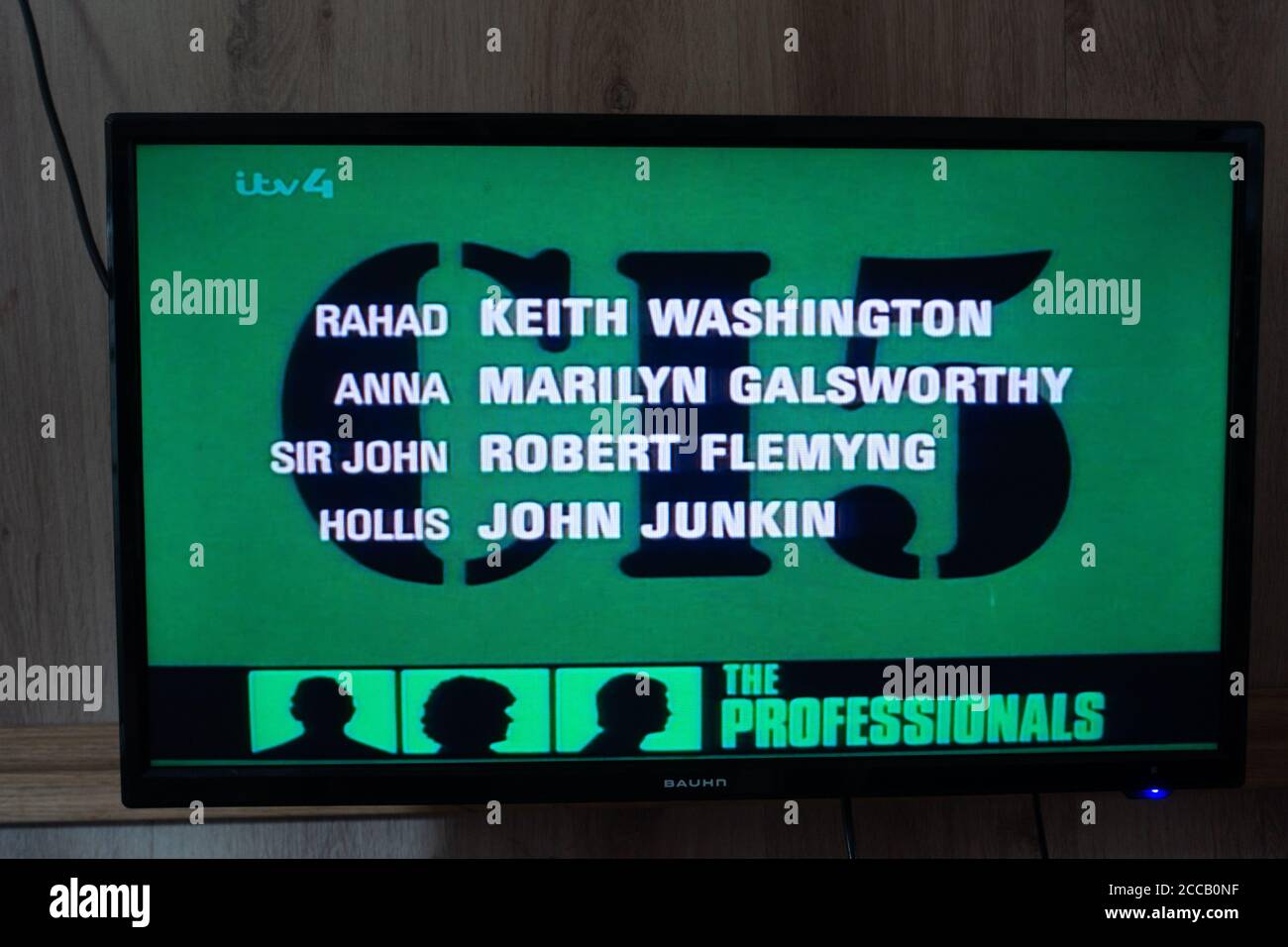 Screengrab di 1977 TV Drama The Professional su TV Monitor Foto Stock