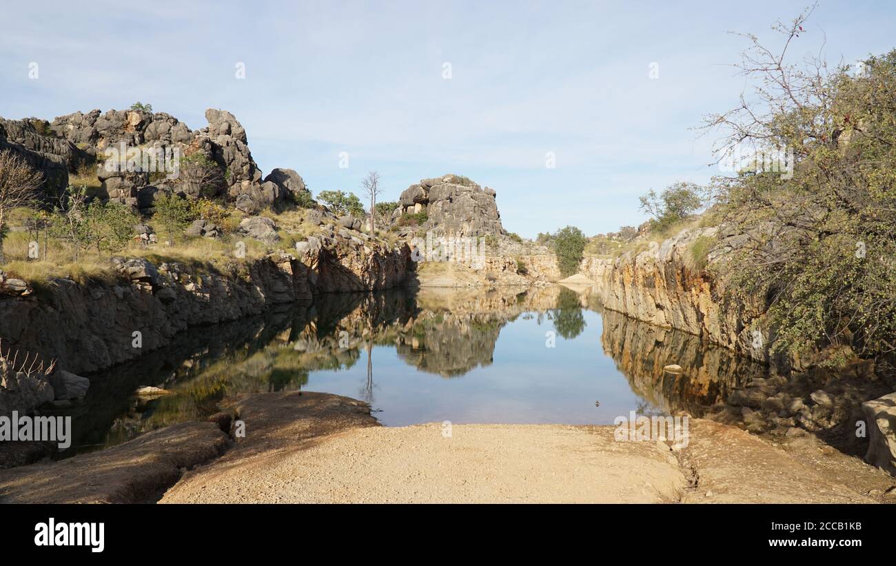 Laghetto situato in un paesaggio lussureggiante al Boab Quarry Campsite nell'Australia Occidentale. Foto Stock