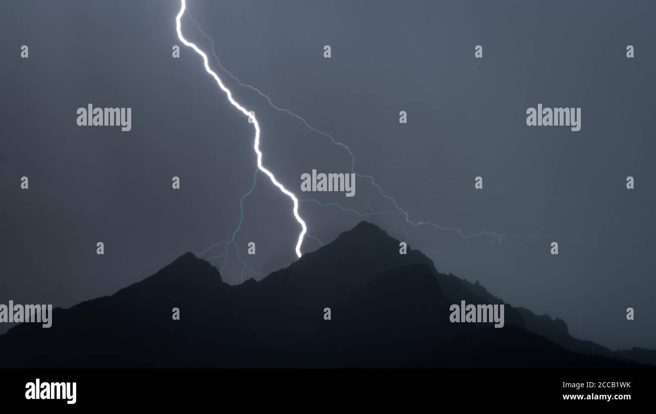 Sciopero lighning alla vetta della montagna Foto Stock