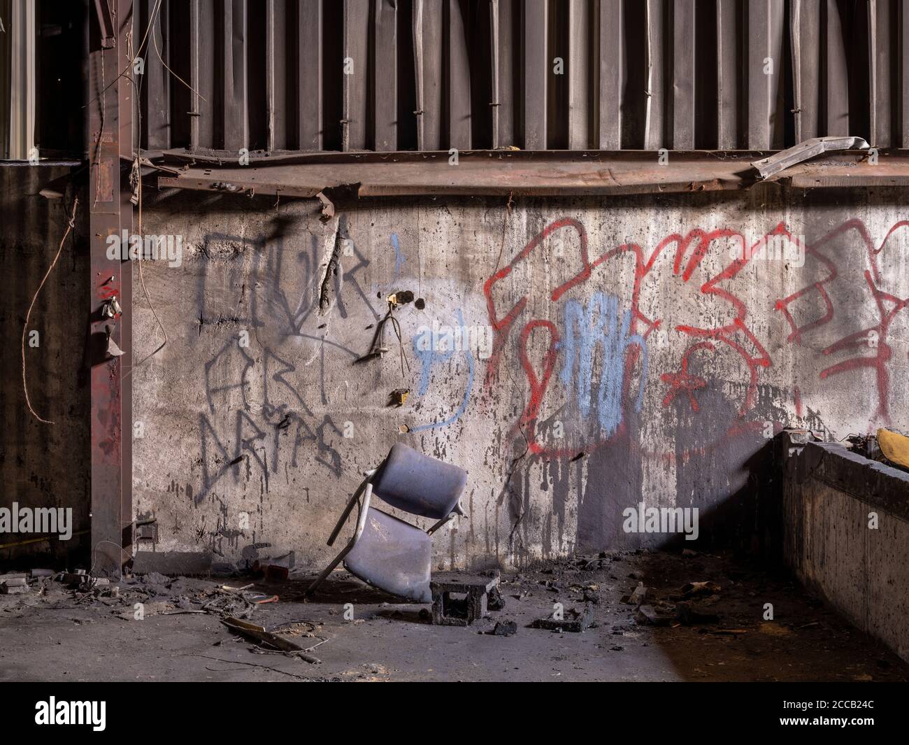 Interno del vecchio magazzino di fabbrica abbandonato. Foto Stock