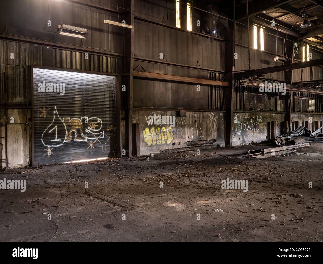 Interno del vecchio magazzino di fabbrica abbandonato. Foto Stock