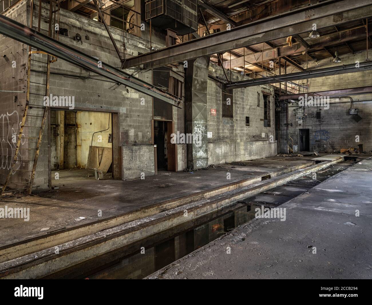 Interno del vecchio magazzino di fabbrica abbandonato. Foto Stock