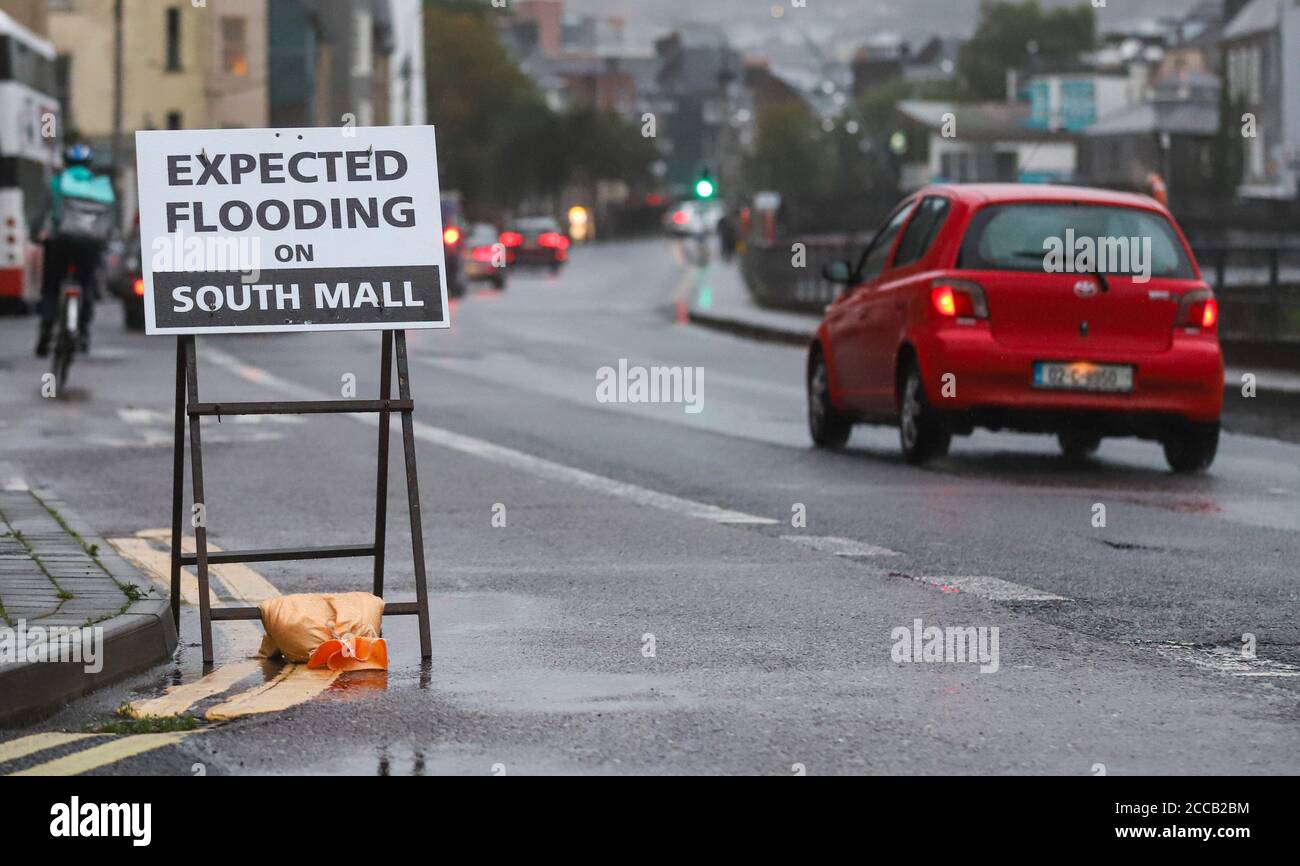 Il giovedì sera, durante l'alta marea, le auto sono guidate da un cartello di avvertimento sulle alluvioni di George's Quay nel centro di Cork. Foto Stock
