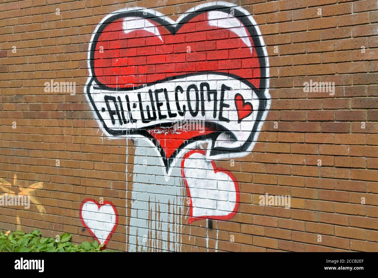 Tutti i benvenuti - graffiti sulla parete laterale di Magdalen Street flyover a Norwich, Norfolk, Regno Unito Foto Stock